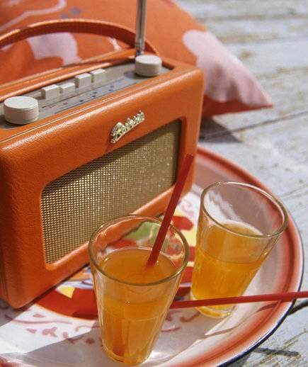 How to Create the Perfect Summer Party Playlist