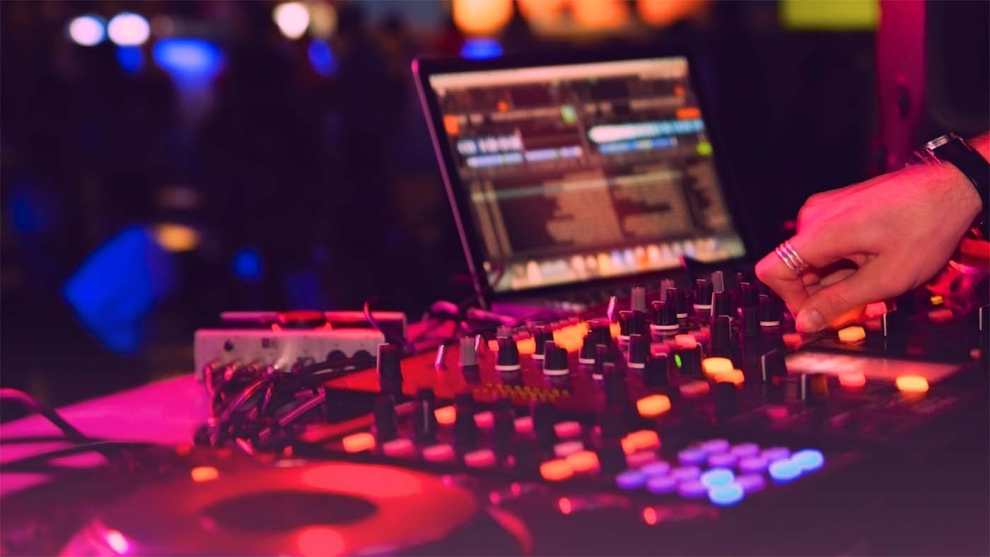 Choosing a Wedding DJ with the Right Equipment